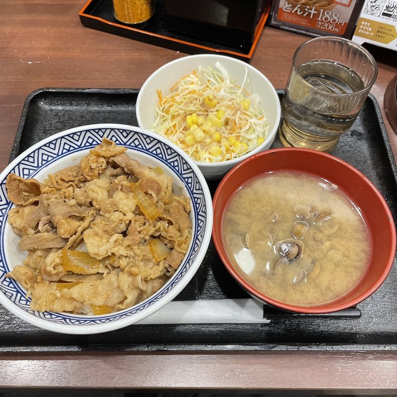 牛丼アタマ大盛＋サラダ味噌汁セット＋しじみ汁チェンジ(吉野家 赤坂三丁目店)