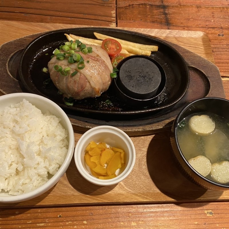 KATAMARI名物 肉爆弾(塊 KATAMARI ミートバル)