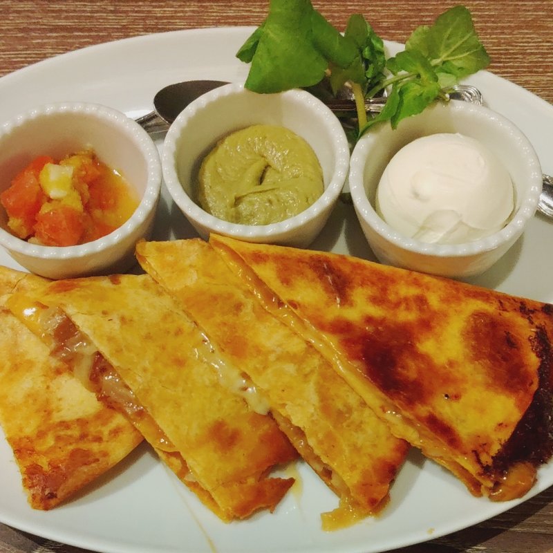 ラフテーのケサディーヤ(チャタンハーバーブルワリー＆レストラン （CHATAN HARBOR BREWERY & RESTAURANT）)