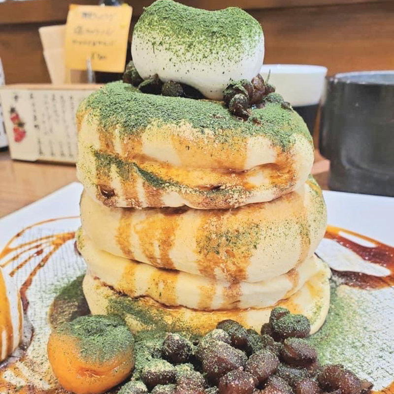 大納言と黒蜜のきな粉抹茶パンケーキ(紅鶴)