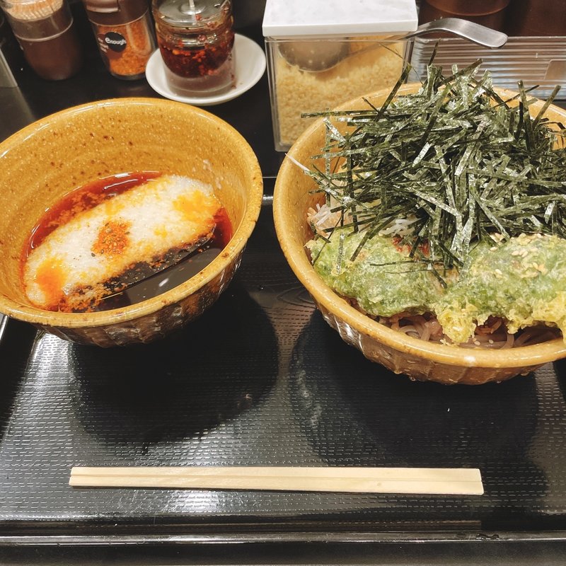 とろろ肉蕎麦(なぜ蕎麦にラー油を入れるのか)