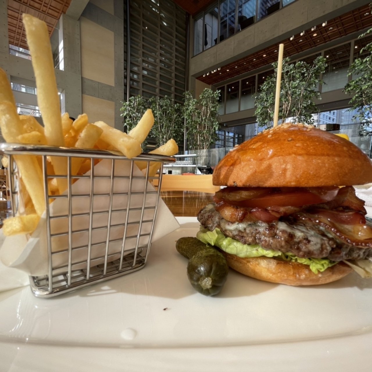 ブルーチーズ & ベーコン・バーガー(アメリカンバーアンドグリル （American Bar & Grill）)の口コミ一覧 おいしい一皿