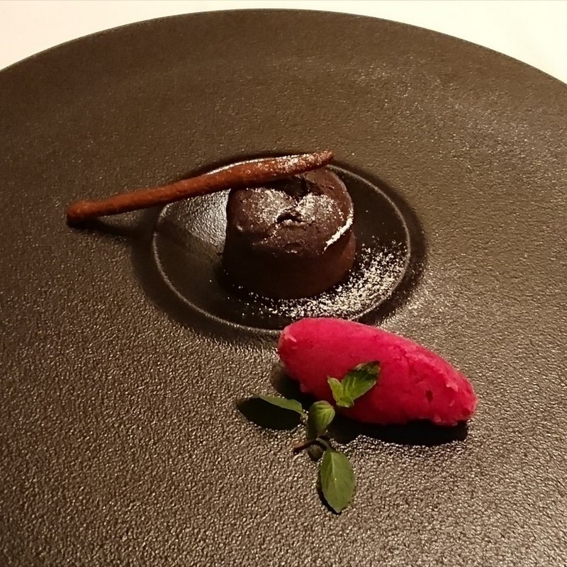 フォンダンショコラとビーツのジェラート(三輪 湯河原)