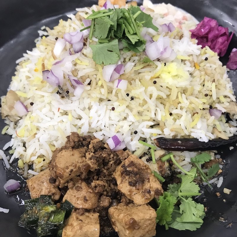 唐辛子と煮干出汁のチキンビリヤニ(インディアゲート)