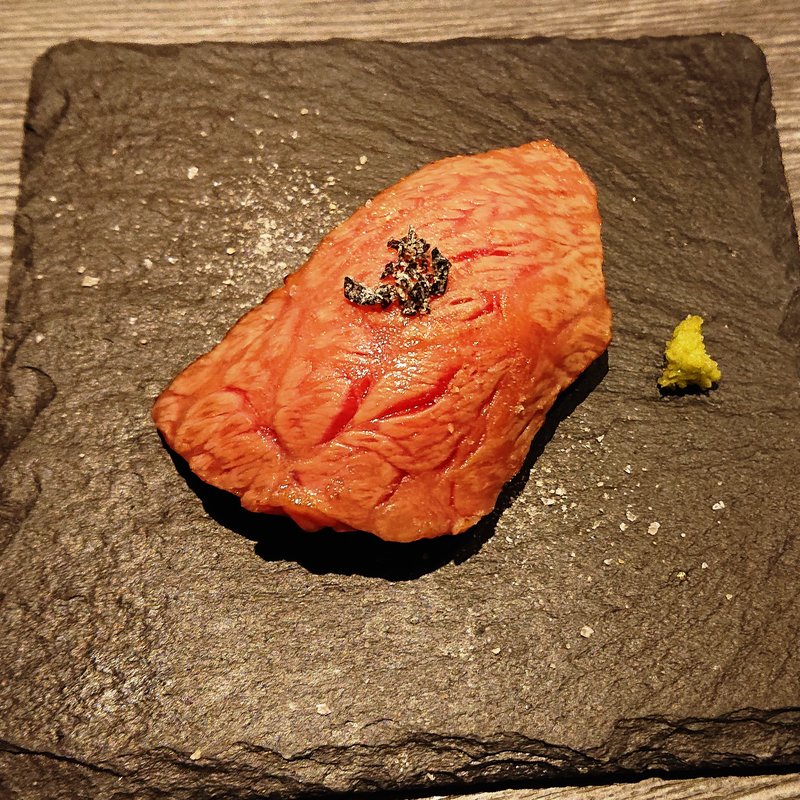 黒毛和牛サーロインの握りずし(鉄板焼katakago)