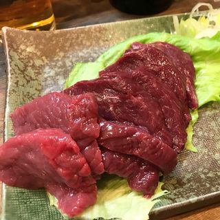 馬刺し(もつ焼き まるい)