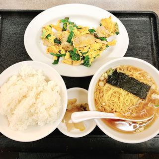ニラ玉炒め+半ラーメン+ご飯(中華丸八)