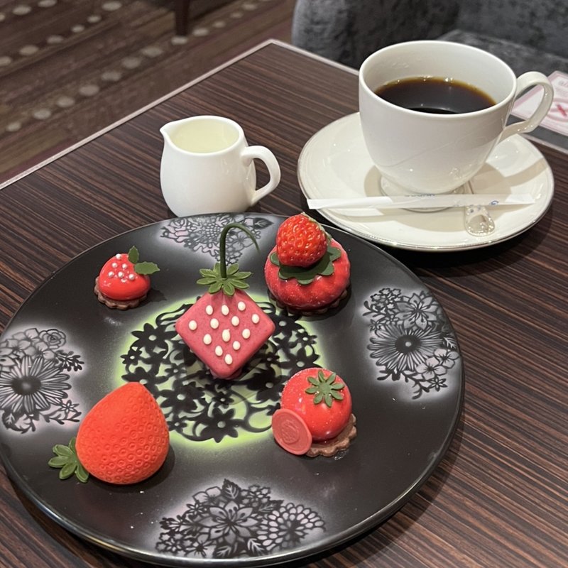 スイーツプレート ～いちごのムースを5種類のフレーバーで～(ティーラウンジ【ホテルグランヴィア大阪】)