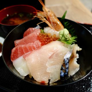 魚介7種の海鮮丼(海鮮丼の駅前 阪神梅田店)
