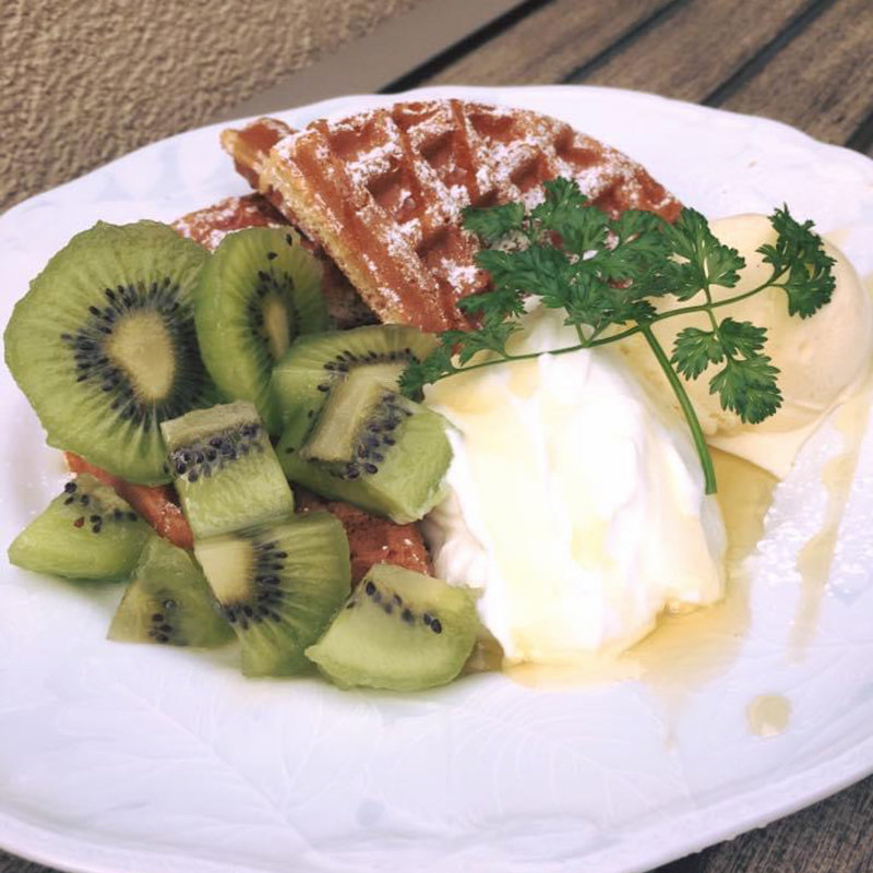 アカシア蜂蜜とギリシャヨーグルトのキウイフルーツワッフル(カフェドラパン)