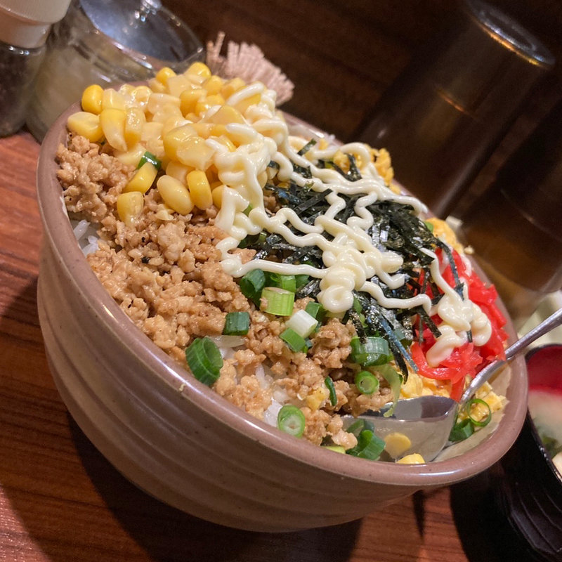 鶏そぼろ丼大盛+コーン(丼達)