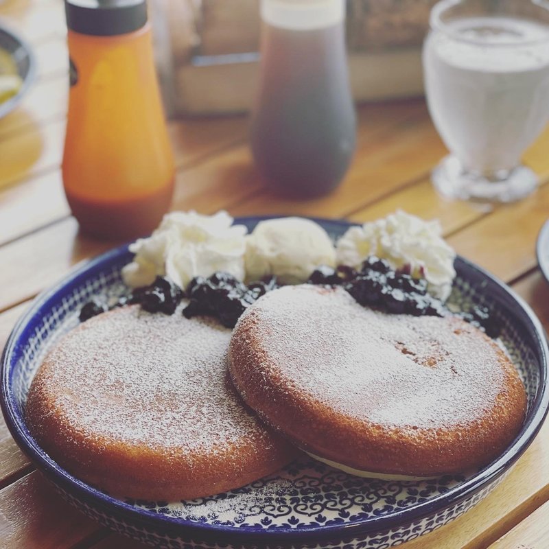 プレーンパンケーキ（たっぷり生クリーム）(cafe T's+ （カフェ　ティーズプラス）)