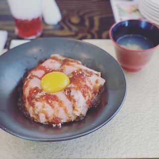 十勝黒牛ローストビーフ丼(カフェ カプリシュー)