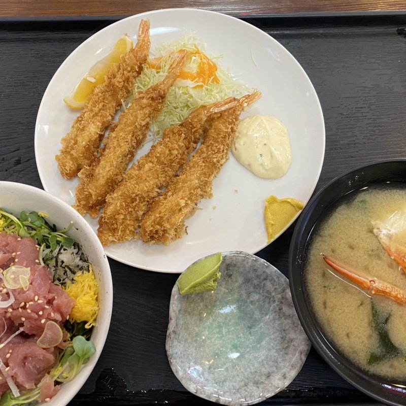マグロ中おち丼海老フライ4本カニ汁付き(市場食堂 花いち)