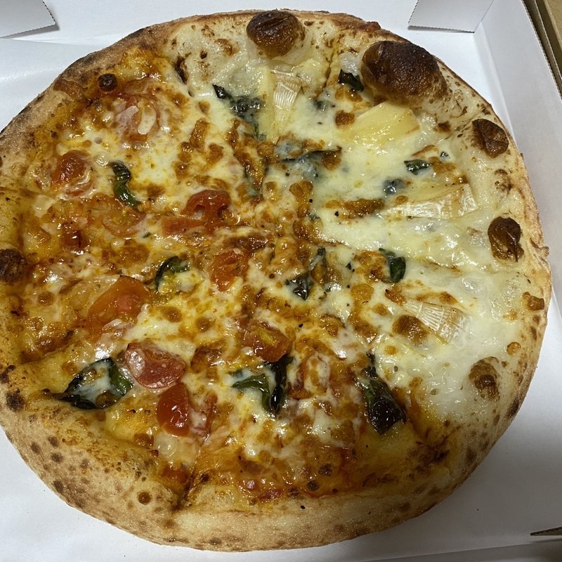 赤と白の愛されピッツァ(ナポリの窯 西宮店)