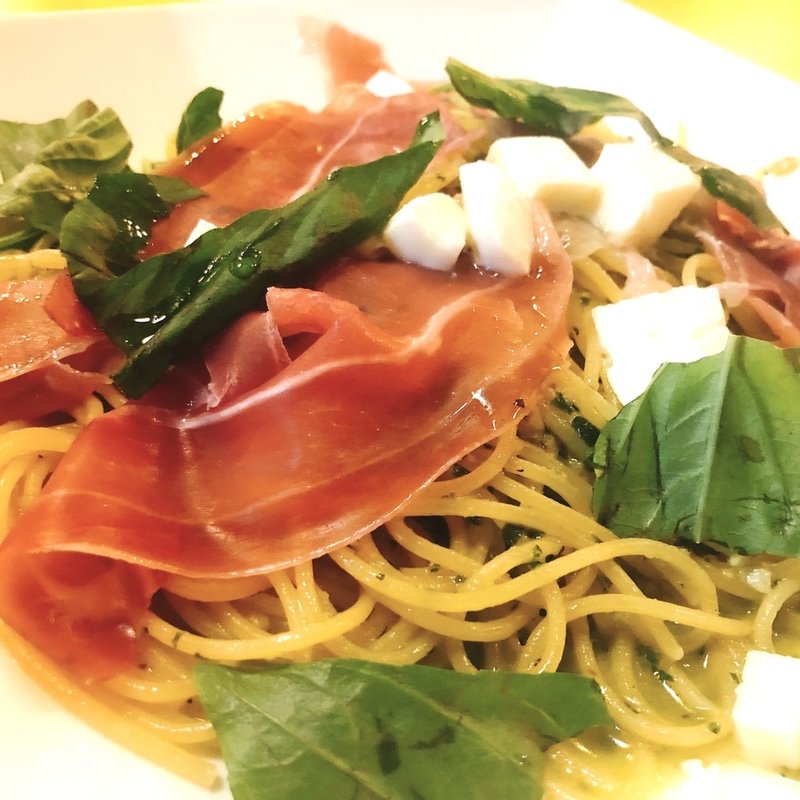 生ハムとモッツァレラチーズとトマトのジェノベーゼスパゲティー(イタリ庵)