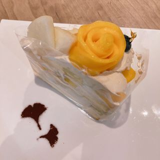 マンゴーローズと洋梨のショートケーキ(カフェコムサ 池袋東武店)