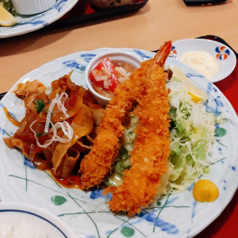 海老フライと旨辛ポーク定食(築地食堂源ちゃん 神保町店 )