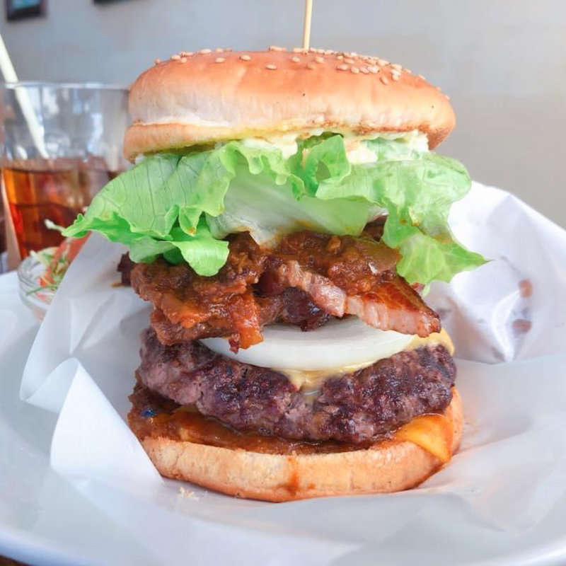 煮込みチリベーコンチーズバーガー(ベーカーバウンス)