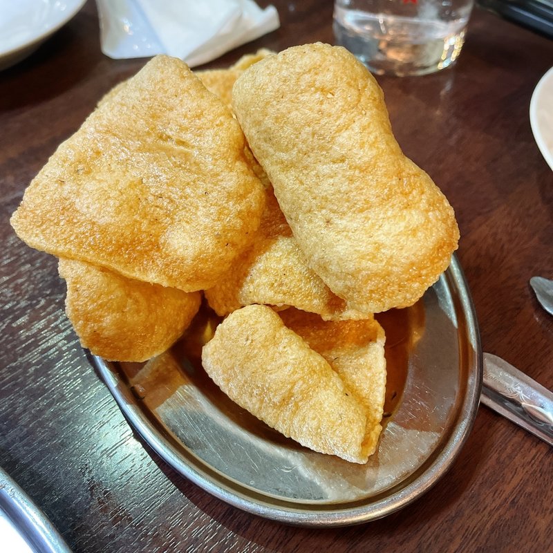 揚げたてエビせんべい(タイ東北モーラム酒店)