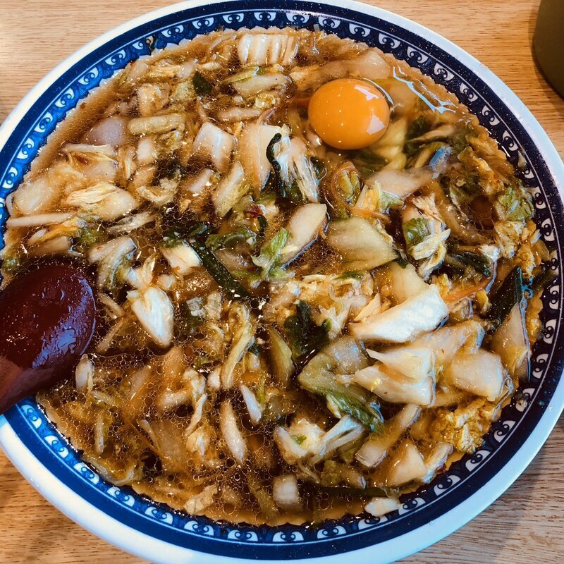 彩華ラーメン、生卵(彩華ラーメン 本店)