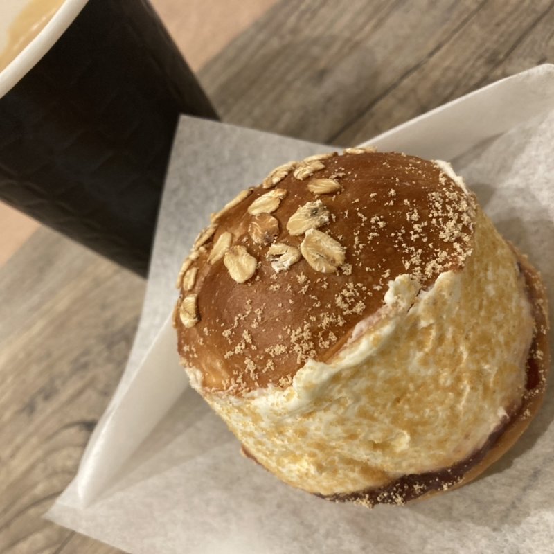 北海道あずきと自家製サワーホイップ(バターロール専門店 PARKER HOUSE BUTTER ROLL（パーカーハウスバターロール）)