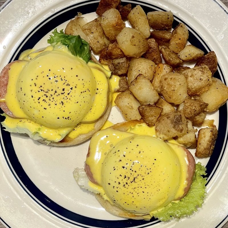 エッグスベネディクト（ポテト付）スタンダード (Eggs 'n Things 原宿店)