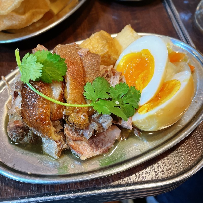 絶品！豚すねの煮もの(タイ東北モーラム酒店)