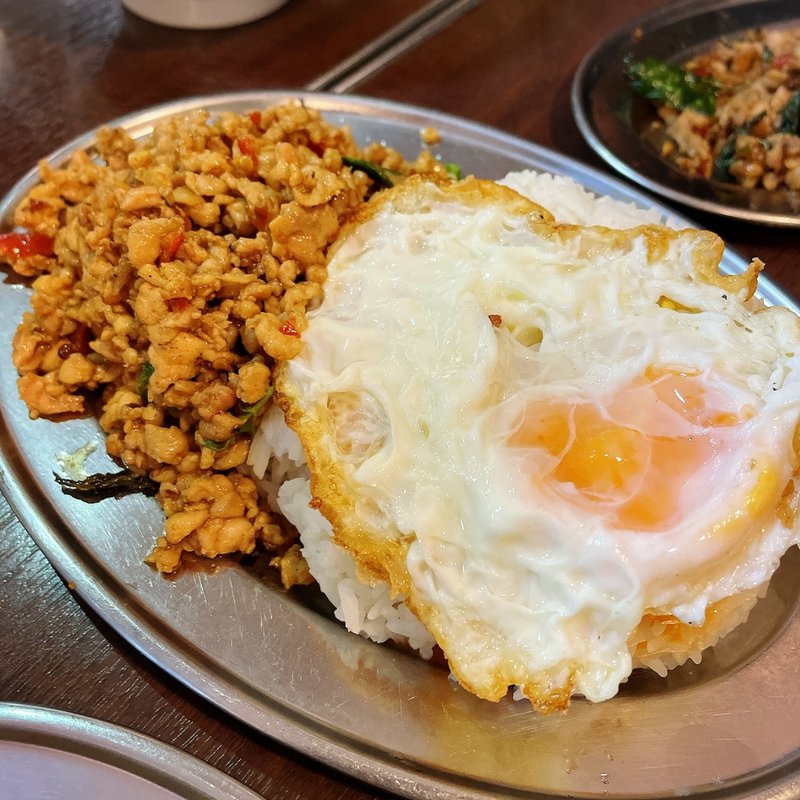 ガパオ炒めライス 目玉焼き付き(タイ東北モーラム酒店)