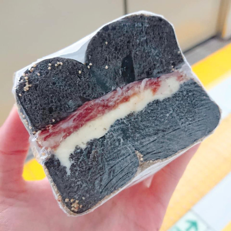 生ハムとアンチョビのベーグル(タヌキアペタイジング)