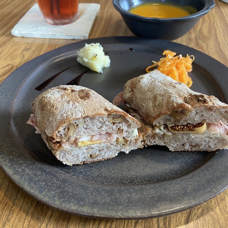 生ハム、ブルーチーズ、ドライいちじくのサンド(プラウマンズ ランチ ベーカリー )