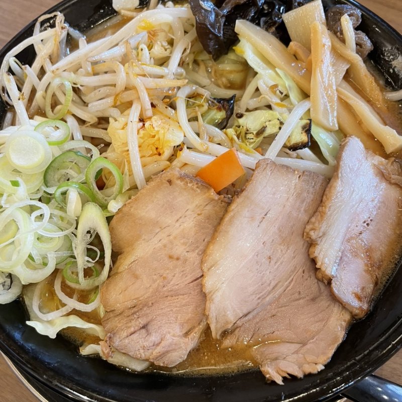 野菜たっぷり味噌ラーメン(肉中華そば赤シャモジ)
