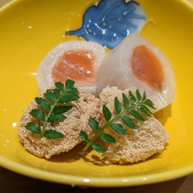 助子、スモークサーモン砧巻き(みこころや )