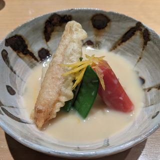 えび芋白味噌煮、金時ニンジン、ズワイガニ天ぷら(みこころや )