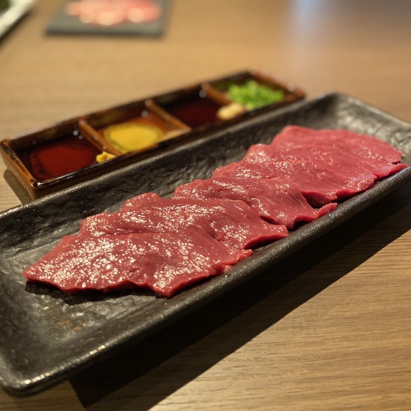 神戸牛のしんぞう刺し(熟成焼肉 マルニク)