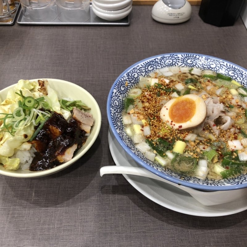 ネギ豚ラーメンとキャベとんライス(熟成醤油とんこつ　きゃべとんラーメン)
