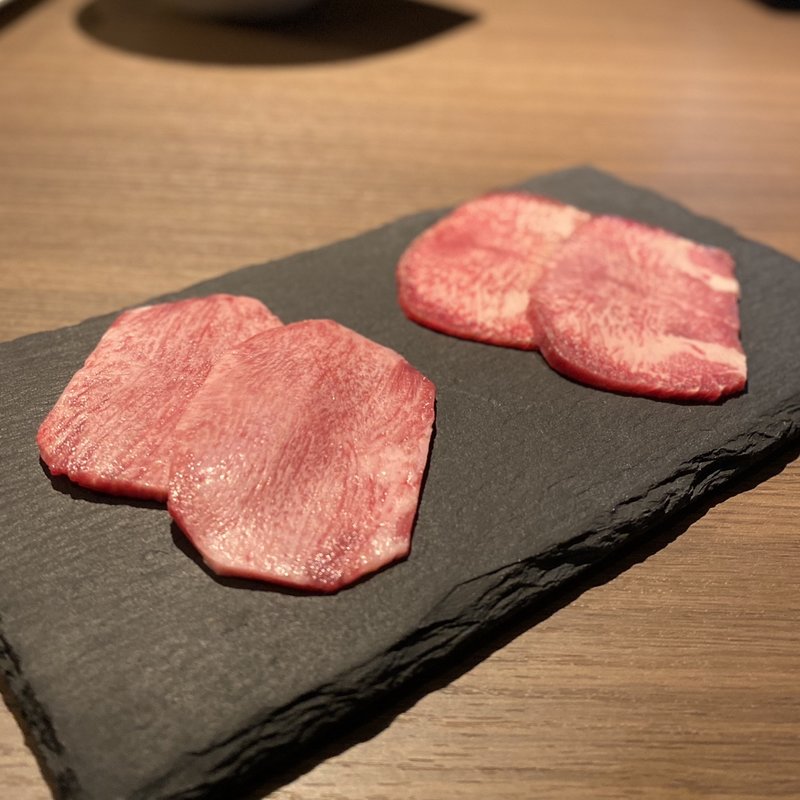 黒タンと熟成タンの食べ比べ(熟成焼肉 マルニク)