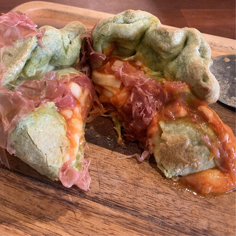 生ハムとトマトの包み焼きピッツァ（サラダ、コーヒー付き）(レストラン マルタ)