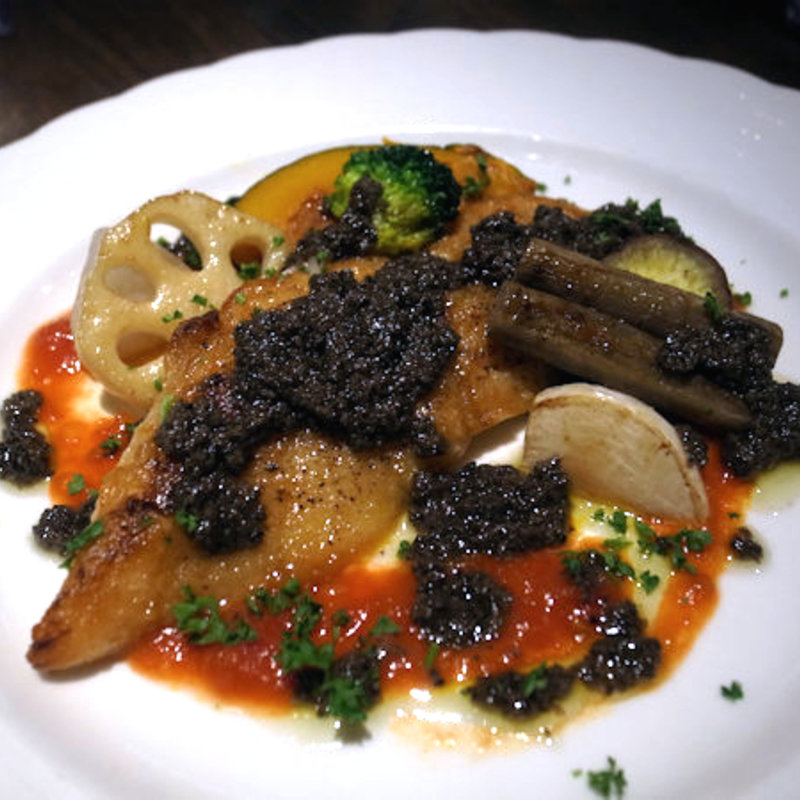 スズキのグリル タプナードソース(キッチン ロック ポット)