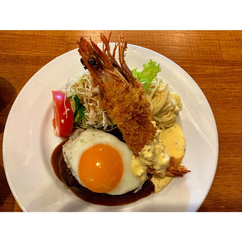 Aセット　ハンバーグ・有頭エビフライ・目玉焼き(洋食の藤)