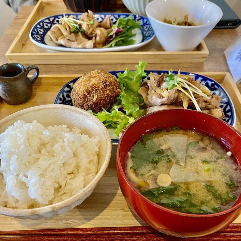 生姜焼き定食とコロッケ(二階の食堂デリカフェ　曳舟)