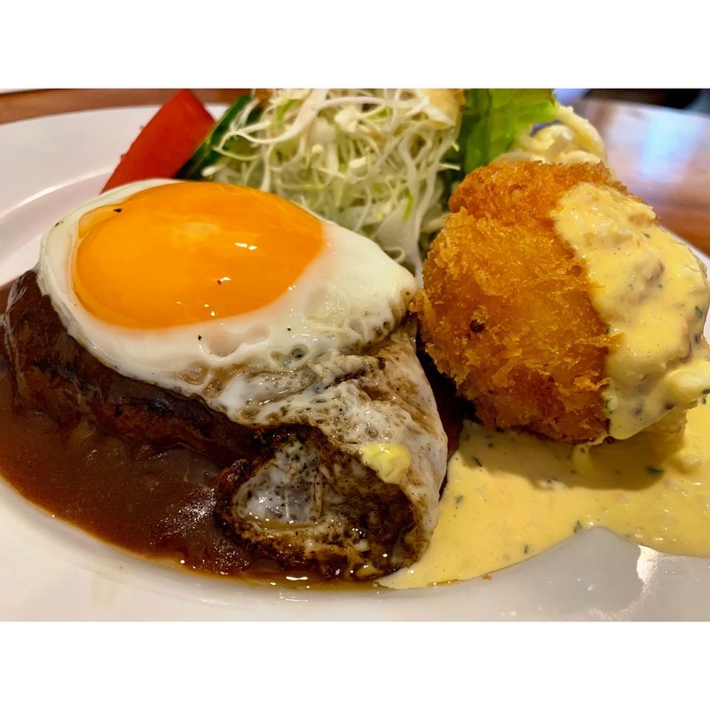 Cセット　ハンバーグ・カニクリームコロッケ・目玉焼き(洋食の藤)