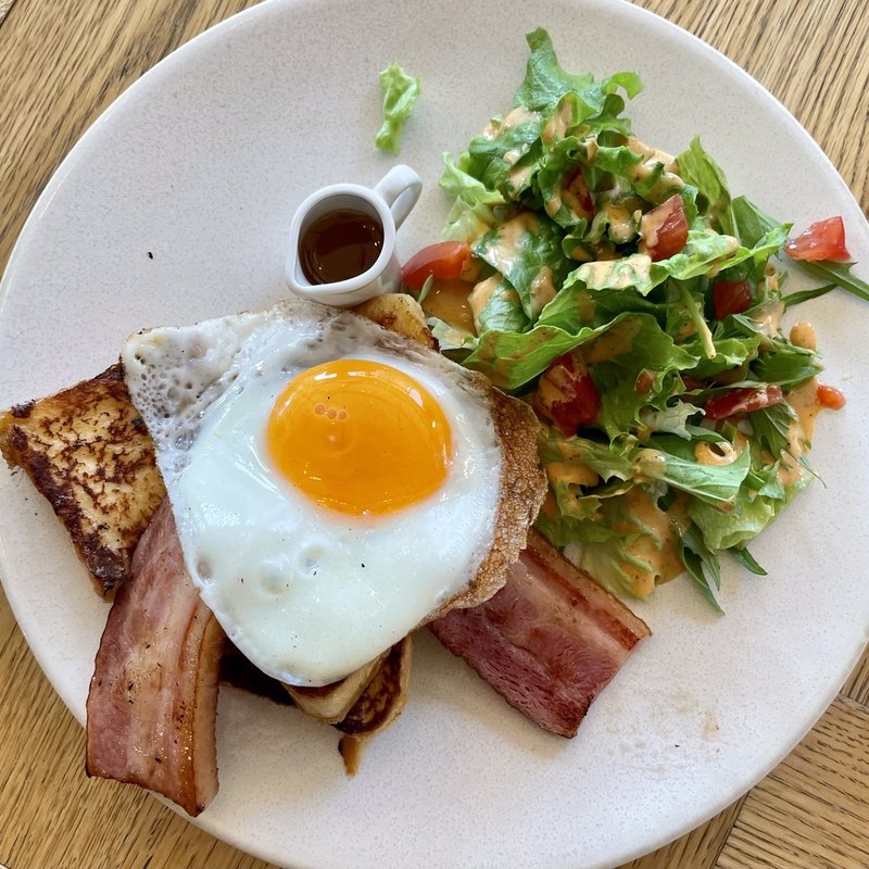 ベーコンエッグ&フレンチトースト(eightdays dining)