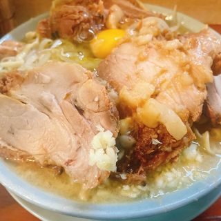 豚ましラーメン、生卵(ラーメン富士丸 西新井大師店)