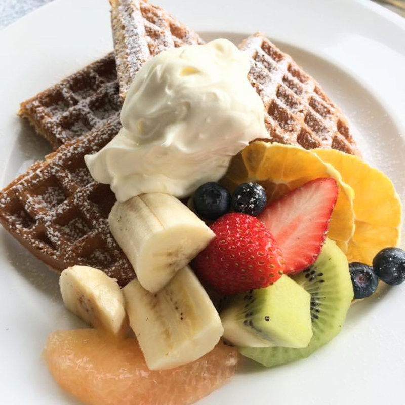 メープルとマスカルポーネクリームのフルーツワッフル(カフェドラパン)