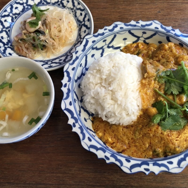 鶏肉のカレー炒めふわふわ玉子とじごはん(タイカフェ ピーマイ 学芸大学店)