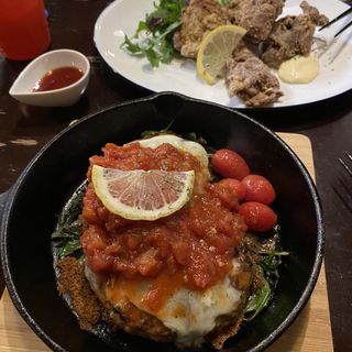 ツインチーズハンバーグ〜チリトマトソース〜(レストラン＆カフェ YAMAGA カザミドリ )