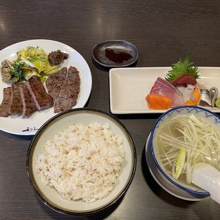 牛たん焼きと牛たんサガリ焼き定食(牛たん炭焼 利久 松島店 )