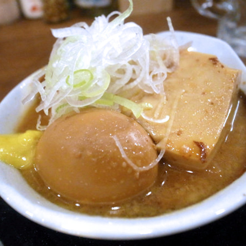 煮玉子と煮豆腐(やきとり もつ焼 まるや)