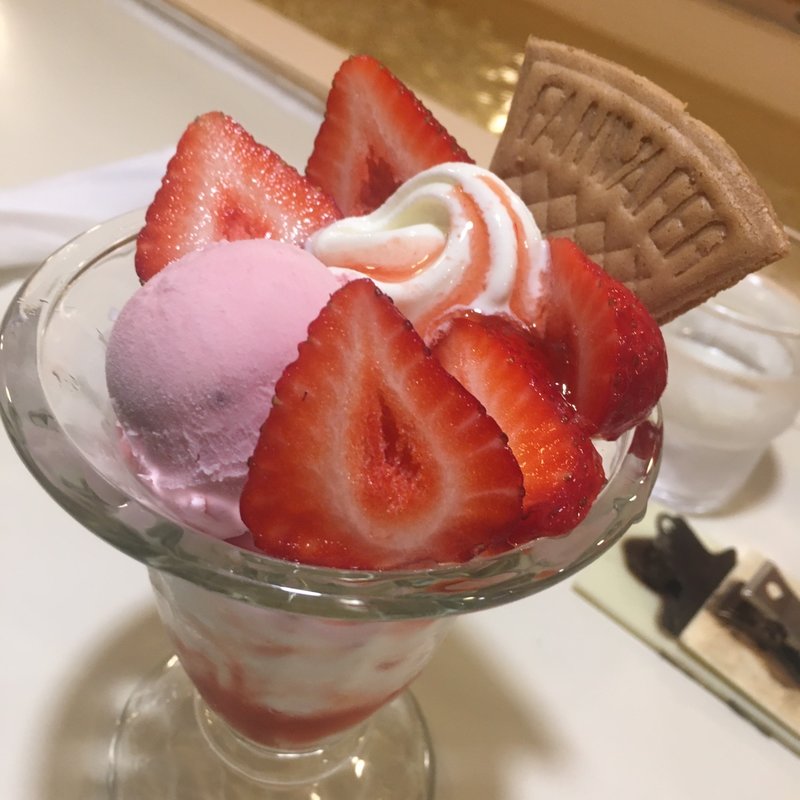 イチゴパフェ(どんぐり)